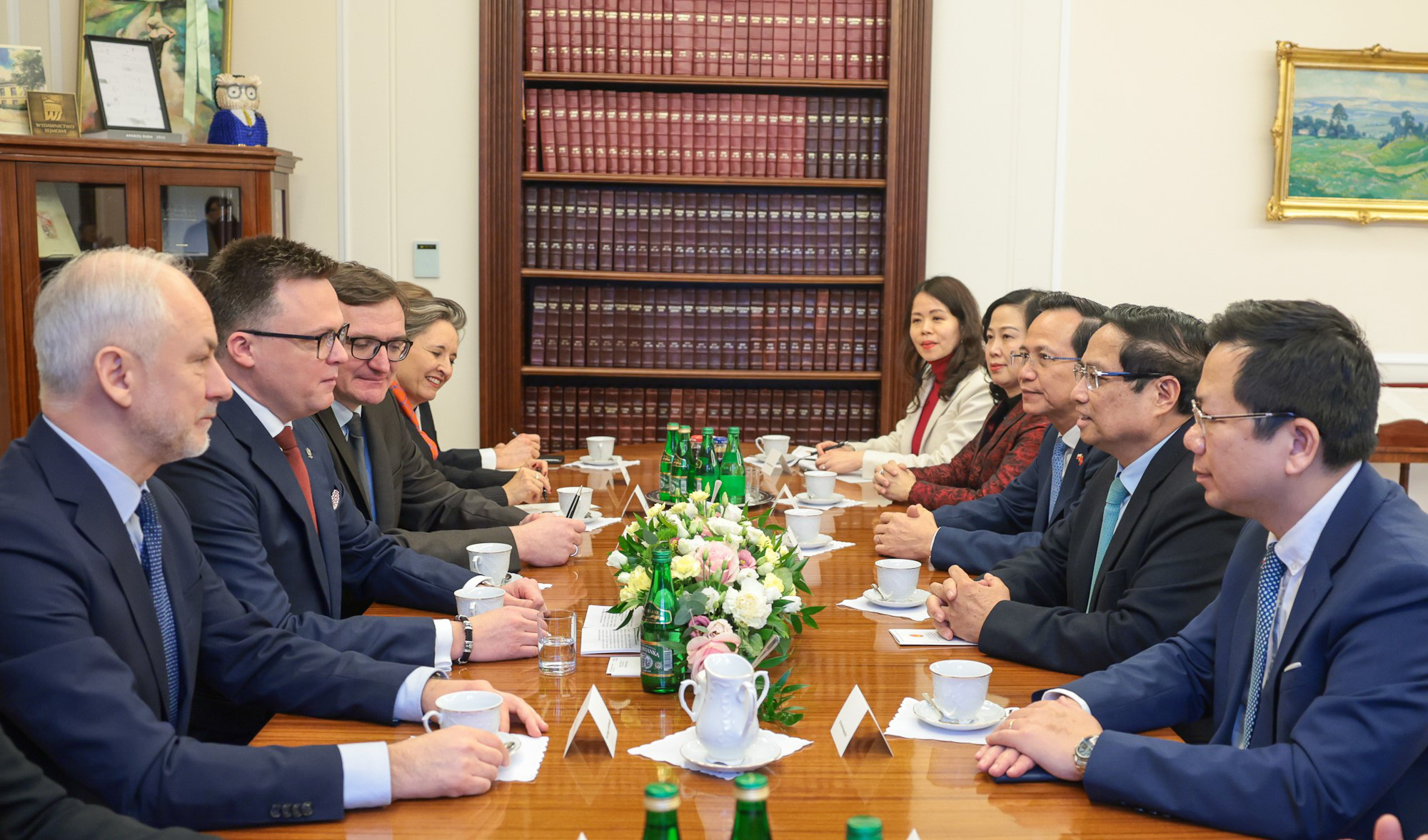 Vietnamese Prime Minister Pham Minh Chinh (R, 2nd) and his delegation meet Marshal of the Polish Sejm (lower house), Szymon Holownia (L, 2nd), in Warsaw, January 17, 2025. Photo: Doan Bac