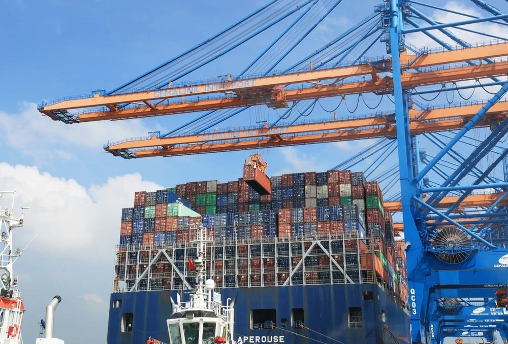 Unloading containers onto a 200,000DWT ship at Gemalink International Port in Phu My Town, Ba Ria-Vung Tau Province, southern Vietnam. Photo: Vietnam News Agency