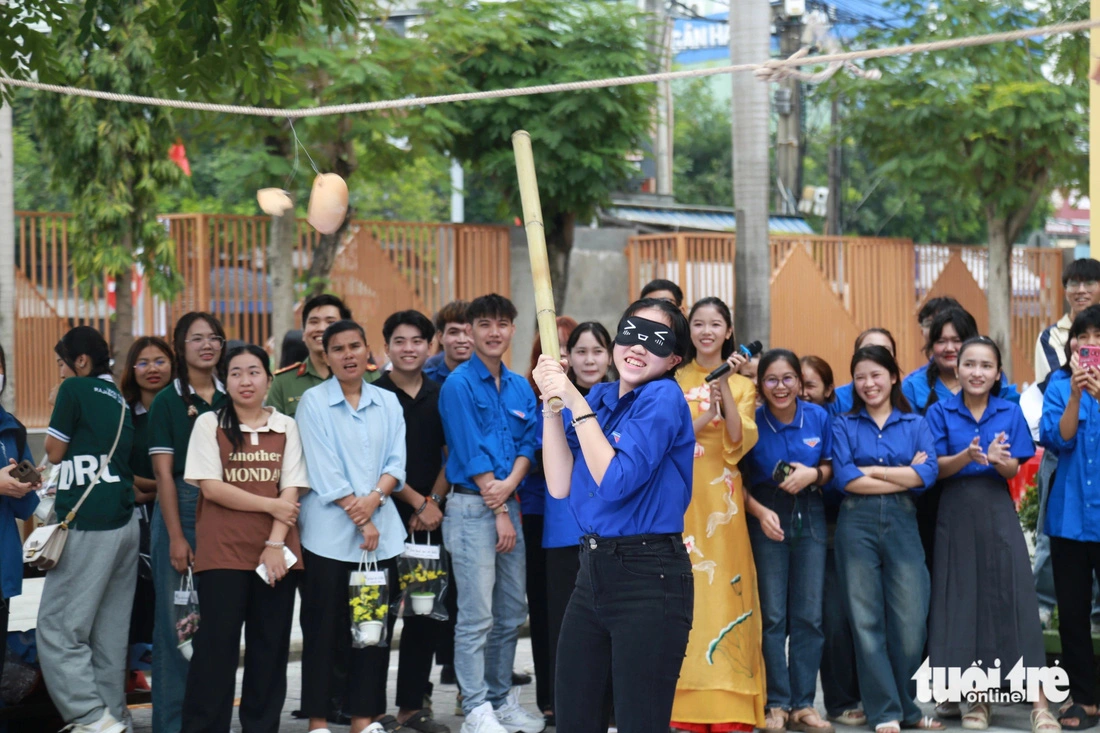 Int’l students learn about Vietnamese Tet by joining year-end parties, wrapping ‘banh chung,’ writing calligraphy