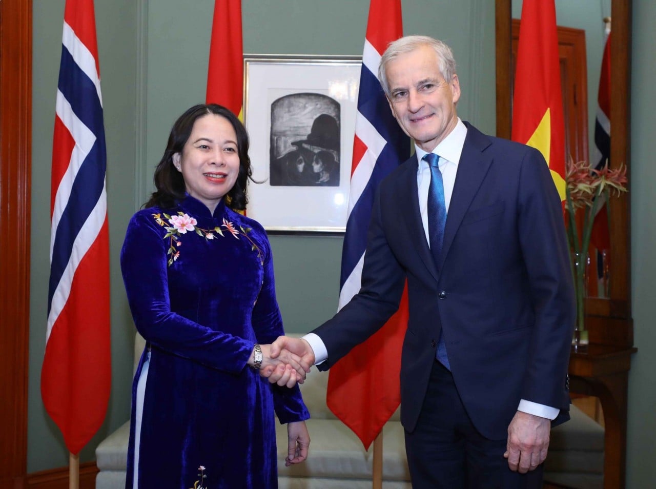 Vietnam's Vice-President Vo Thi Anh Xuan (L) shakes hands with Prime Minister of Norway Jonas Gahr Store in Oslo on November 23, 2024 as part of her official visit to the Kingdom of Norway. Photo: Vietnam News Agency