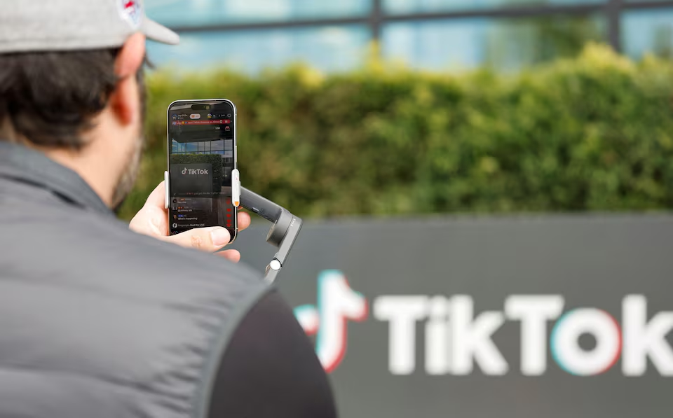 TikToker and 'newsfluencer' Joe Andaloro, who goes by the TikTok handle @joy.of.everything, films a TikTok video outside the U.S. headquarters of the social media company TikTok in Culver City, California, U.S. January 18, 2025. Photo: Reuters