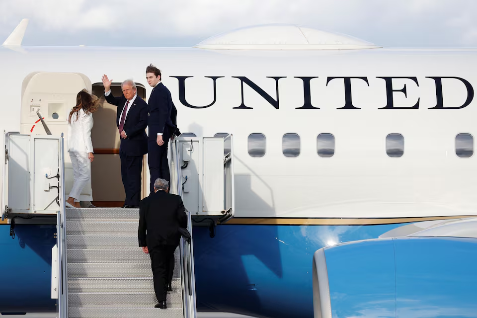 U.S. President-elect Donald Trump, his wife Melania and son Barron board a U.S. Air Force plane to travel to Dulles International Airport from Palm Beach International Airport in West Palm Beach, U.S. January 18, 2025. Photo: Reuters