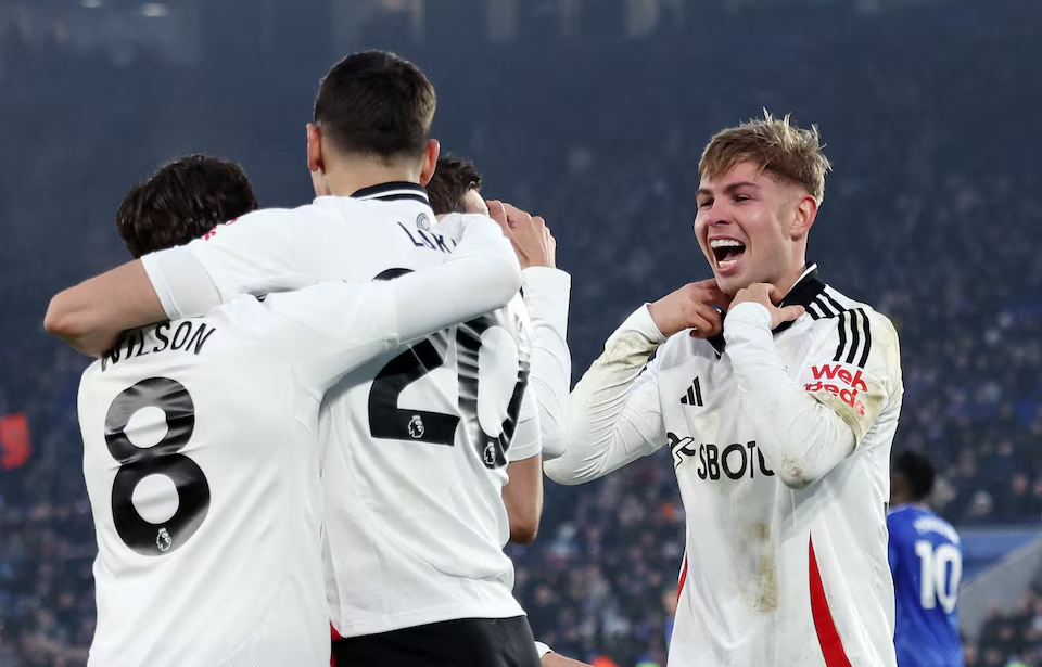 Soccer Football - Premier League - Leicester City v Fulham - King Power Stadium, Leicester, Britain - January 18, 2025 Fulham's Emile Smith Rowe celebrates scoring their first goal with teammates. Photo: Reuters