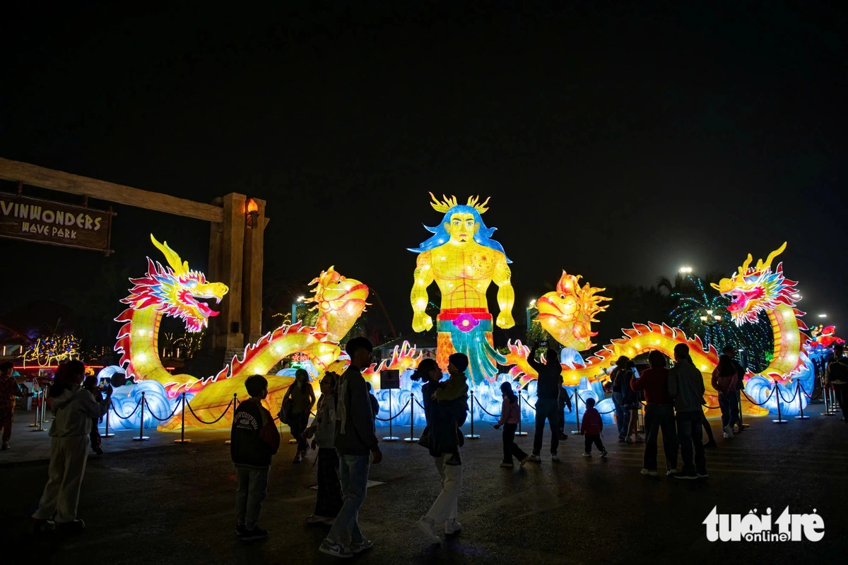 The ‘Lac Long Quan Tro Ve’ (Lac Long Quan Returns) lantern by the youngest contestant of the Ocean International Lantern Contest, who was born in 2007 in northern Tuyen Quang Province.