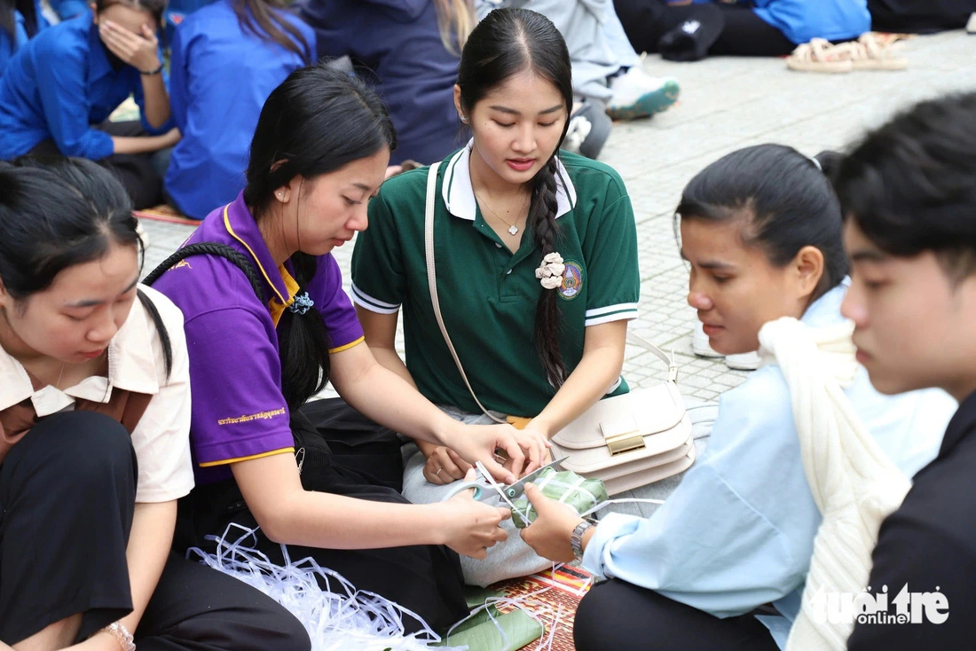 Some international students have become skilled at wrapping ‘banh chung’.