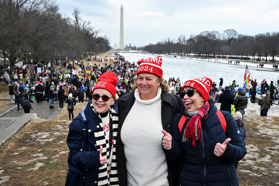 Supporters of U.S. President-elect Donald Trump pose for a photo near the Lincoln Memorial, ahead of Trump's presidential inauguration, in Washington, U.S., January 18, 2025. Photo: Reuters