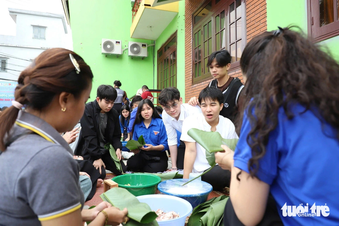 The ‘Explore the Vietnamese Tet - Connect and Share’ program at the dorm of the University of Science and Education in Da Nang attracts tens of international students on January 18, 2025.