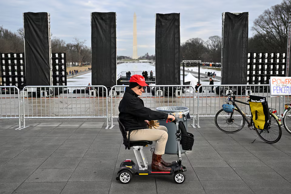 A person wearing MAGA hat sits on a mobility scooter, near the Lincoln Memorial, ahead of the presidential inauguration of U.S. President-elect Donald Trump, in Washington, U.S., January 18, 2025. Photo: Reuters