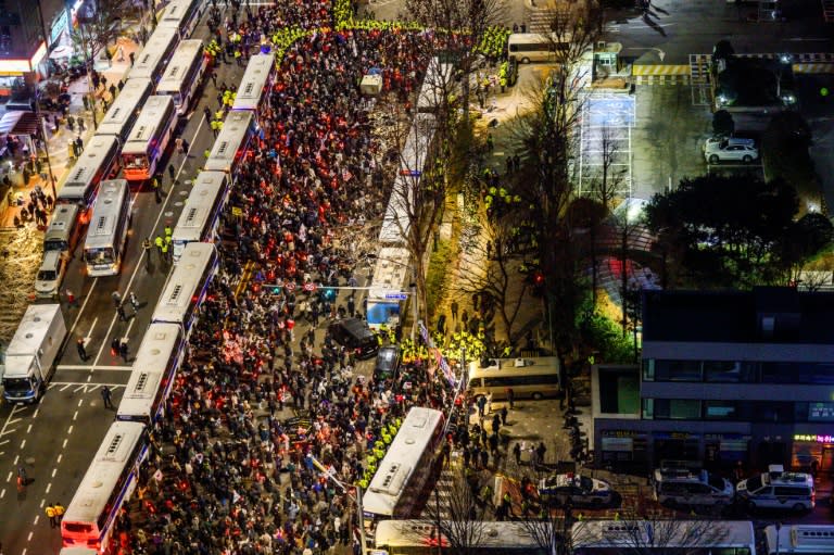 Protesters storm S. Korea court after president's detention extended