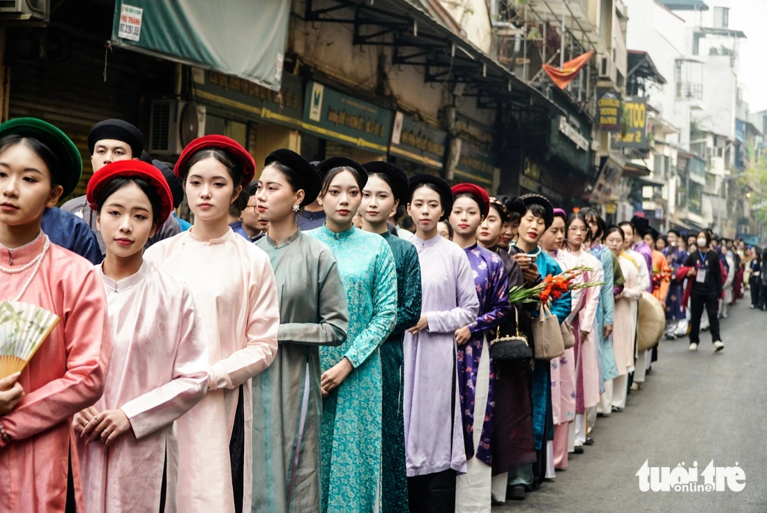 Over 400 young people parade in ancient-style costumes to welcome Tet in Hanoi