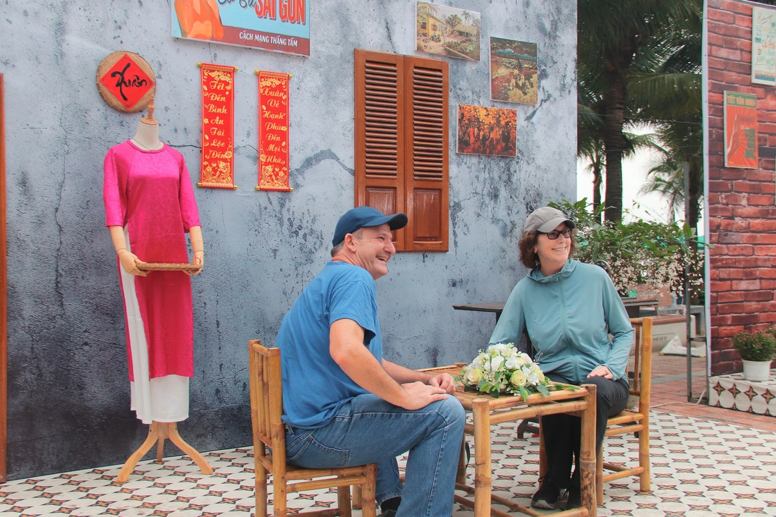 Foreign tourists experience traditional Tet atmosphere in Da Nang