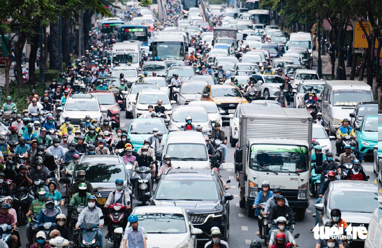 Traffic congestion worsens as cars, motorcycles encroach on each other’s lanes in Ho Chi Minh City