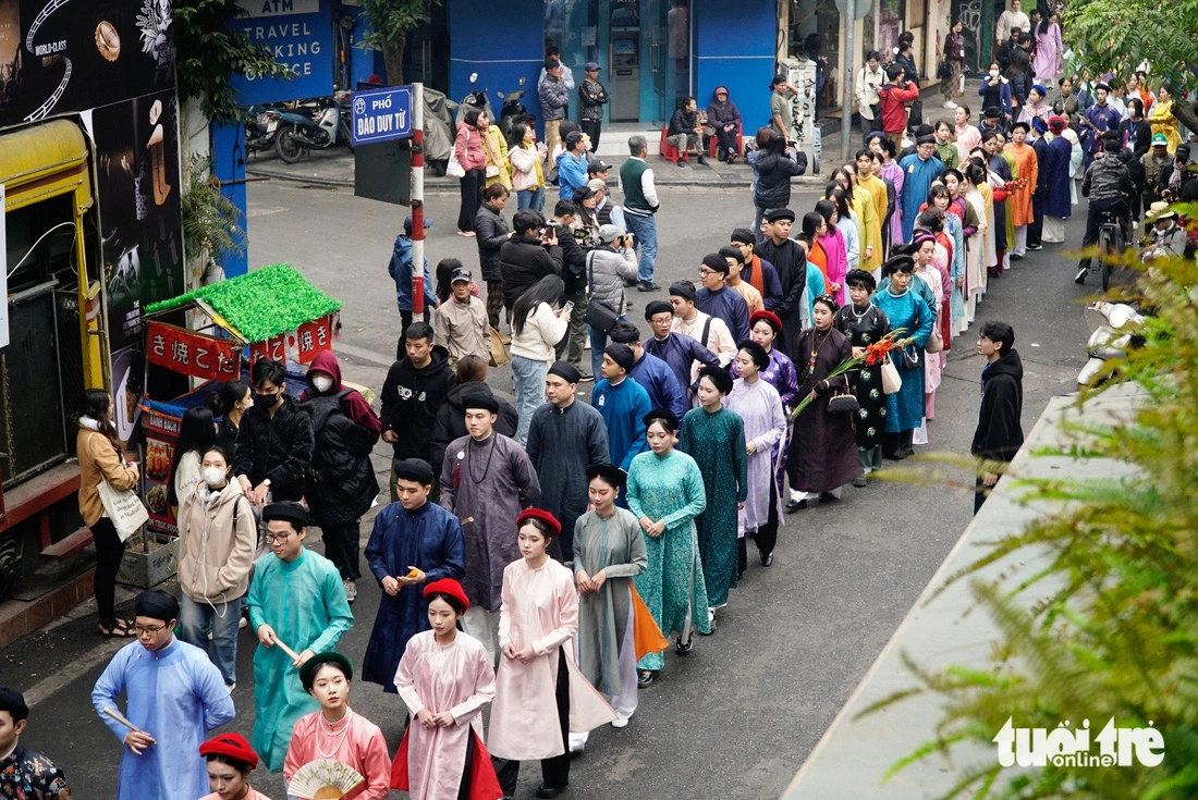 The parade starts on Dao Duy Tu Street in Hanoi on January 19, 2025. Photo: Nguyen Hien / Tuoi Tre