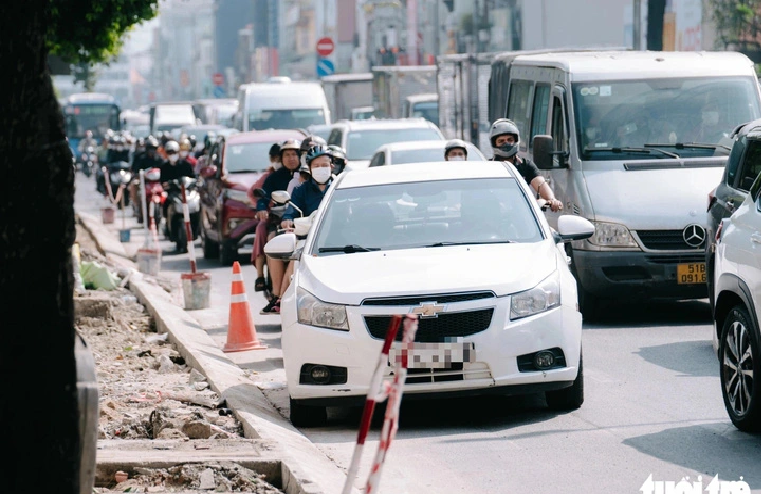 As the car lane is heavily congested, many car drivers steered into the motorcycle lane on Hoang Van Thu Street in Tan Binh District, Ho Chi Minh City, January 18, 2025. Photo: Thanh Hiep / Tuoi Tre