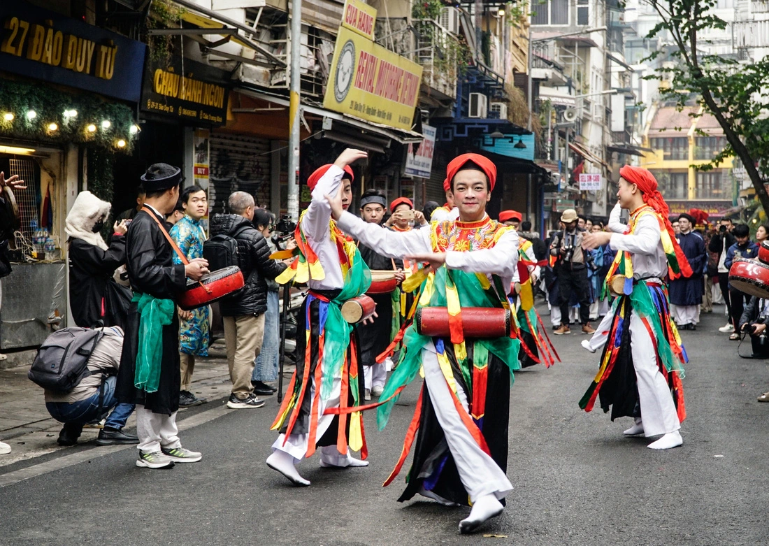 A traditional dance was recreated in the Old Quarter in Hanoi on January 19, 2025. Photo: Nguyen Hien / Tuoi Tre