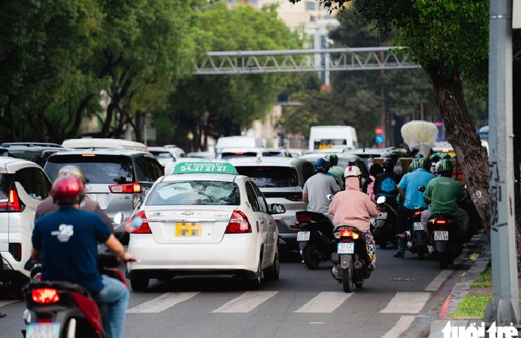 Cars run on the motorcycle lane on Nam Ky Khoi Nghia Street in District 3, Ho Chi Minh City, leaving motorcyclists with only half of the lane, January 18, 2025. Photo: Thanh Hiep / Tuoi Tre