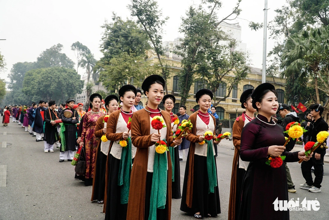 Women in ‘ao tu than’ (a traditional costume commonly worn in the north) in Hanoi on January 19, 2025. Photo: Nguyen Hien / Tuoi Tre