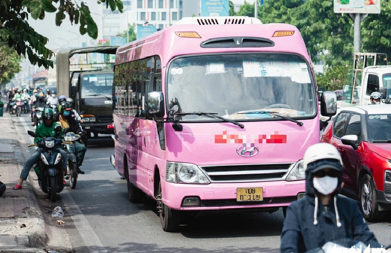 A coach encroaches on the motorcycle lane on Cong Hoa Street in Tan Binh District, Ho Chi Minh City, January 16, 2025. Photo: Thanh Hiep / Tuoi Tre