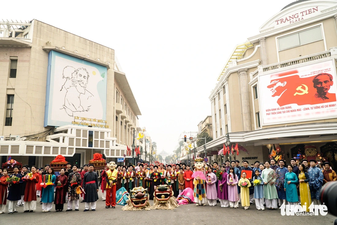 Young people have expressed their interest in the ‘Tet Viet - Tet pho’ program, contributing to vividly recreating the atmosphere of the traditional Tet in the Old Quarter in Hanoi. Photo: Nguyen Hien / Tuoi Tre