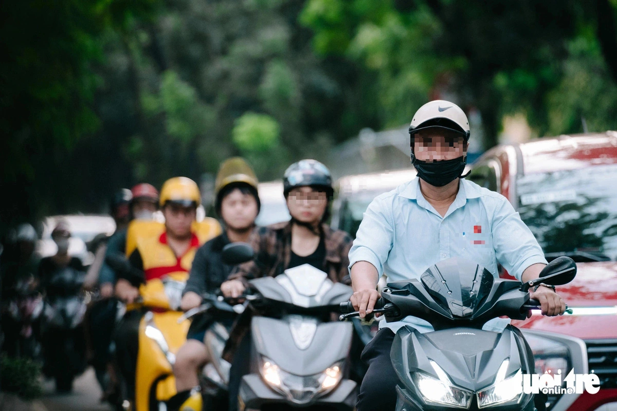 Motorcyclists have to inch closely beside cars on Ngo Thoi Nhiem Street in District 3, Ho Chi Minh City, January 17, 2025. Photo: Thanh Hiep / Tuoi Tre