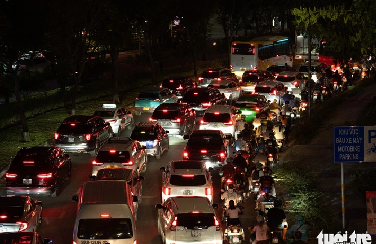 Cars line up across the lane on Tran Nao Street in Thu Duc City, under Ho Chi Minh City, making it difficult for motorcycles to move, January 15, 2025. Photo: Thanh Hiep / Tuoi Tre