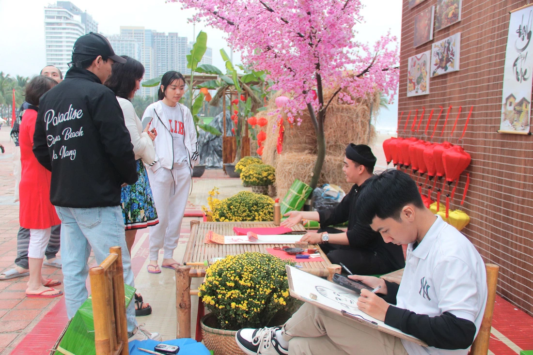 Young people wait to ask for calligraphic works. Photo: Thanh Thuy / Tuoi Tre