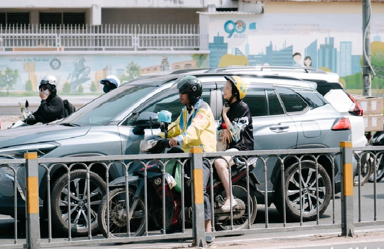 Many motorcyclists run on the car lane on Cach Mang Thang Tam Street in District 3, Ho Chi Minh City before turning left, January 17, 2025. Photo: Thanh Hiep / Tuoi Tre