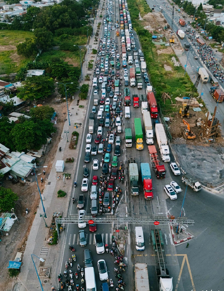 It’s hard to distinguish between the car lanes and the motorcycle lanes on Mai Chi Tho Avenue in Thu Duc City, under Ho Chi Minh City, January 16, 2025. Photo: Thanh Hiep / Tuoi Tre