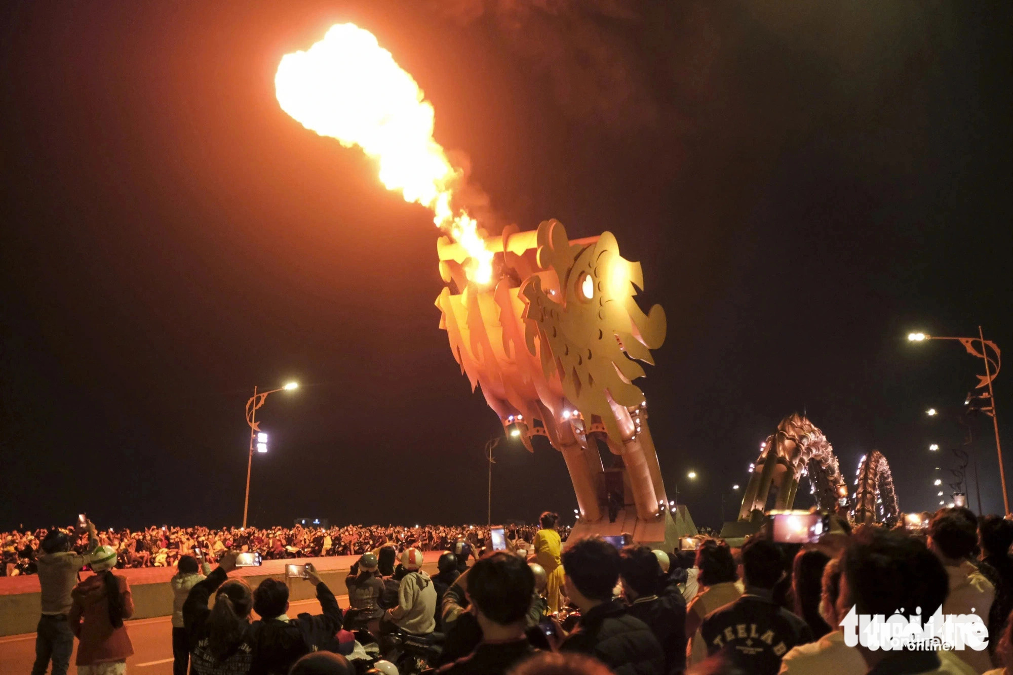 A fire display at the Dragon Bridge in Da Nang City, central Vietnam. Photo: Tan Luc / Tuoi Tre