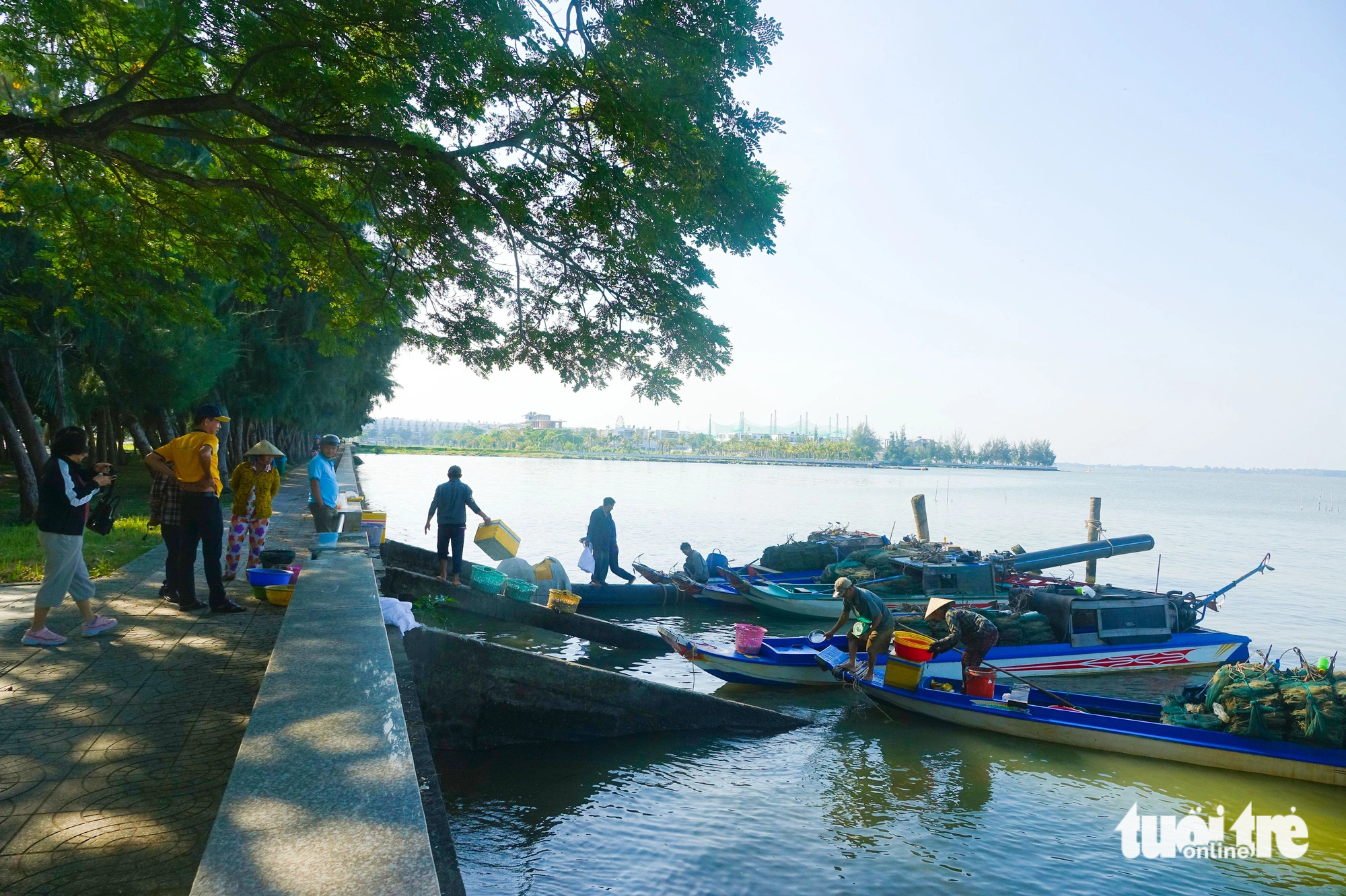 Fishermen return to shore after a catch in Kien Giang Province, southern Vietnam. Photo: Chi Cong / Tuoi Tre