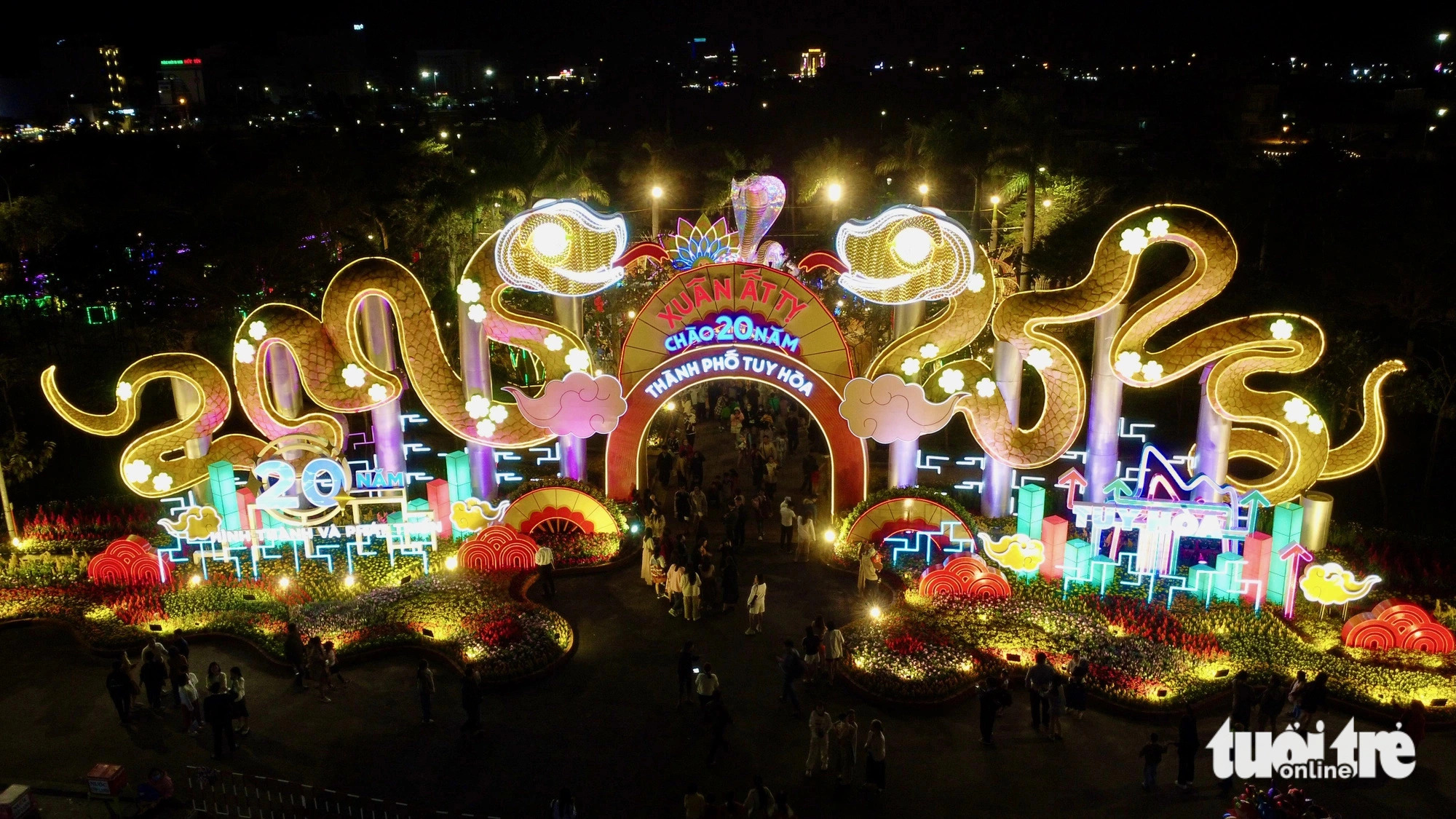 Tet flower street in Vietnam’s Phu Yen draws huge crowds