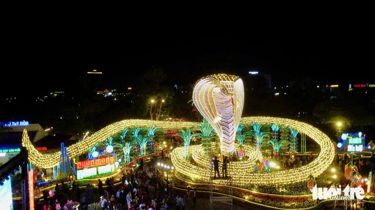 A golden cobra mascot sparkles under the lights. Photo: Minh Chien / Tuoi Tre