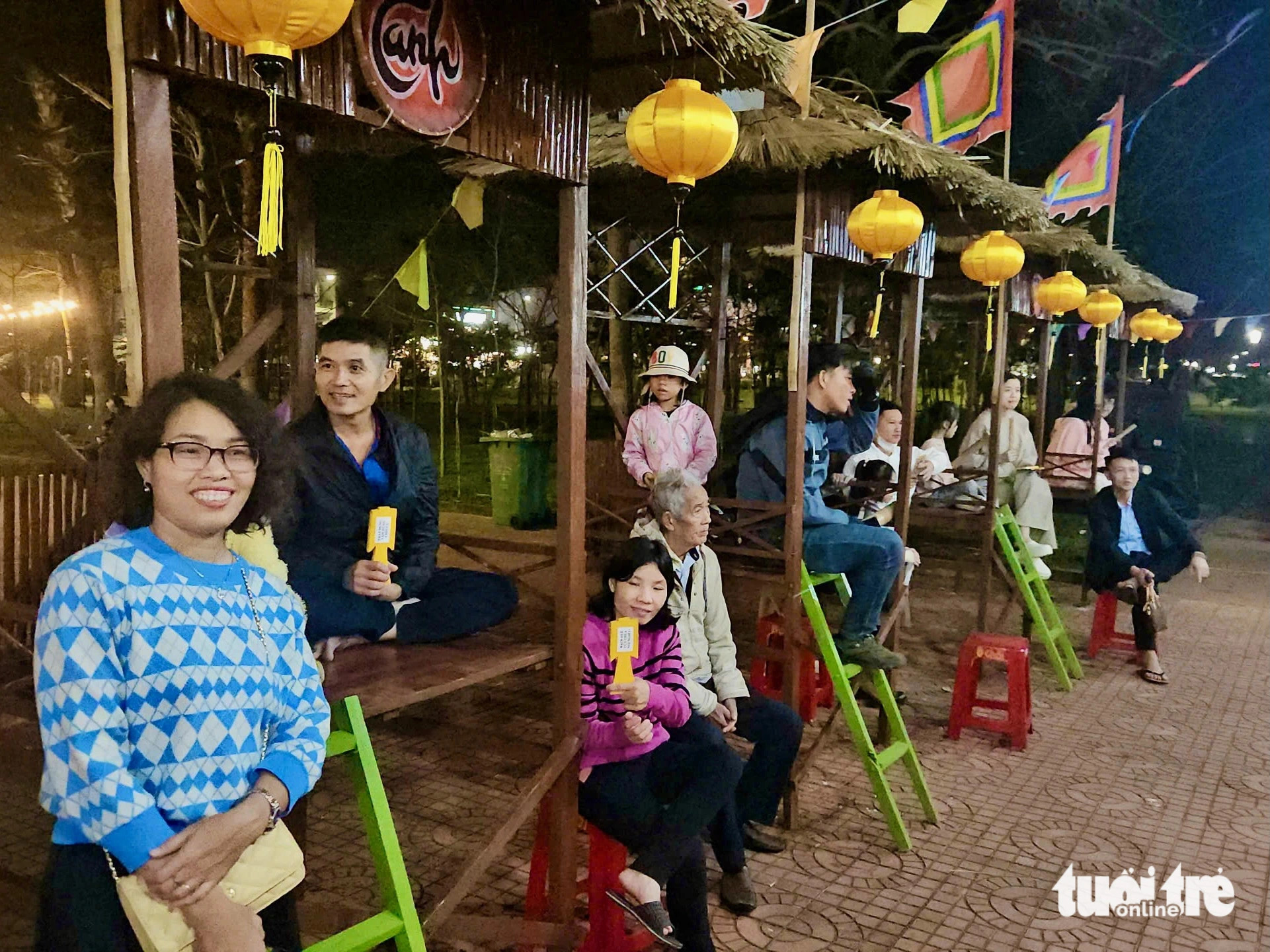 Visitors join a traditional game on the Tet flower street. Photo: Minh Chien / Tuoi Tre