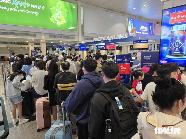 Long lines at Pacific Airlines domestic flight check-in counters at Tan Son Nhat International Airport in Ho Chi Minh City, January 20, 2025. Photo: Cong Trung / Tuoi Tre