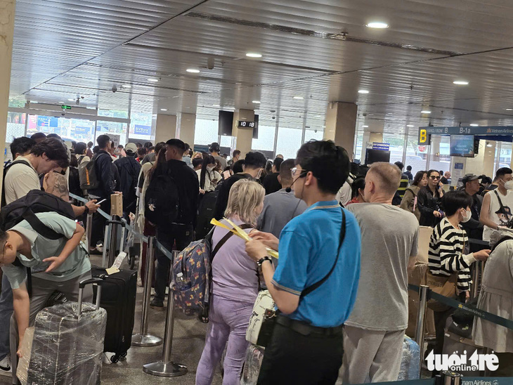 Long lines at domestic flight check-in counters at Tan Son Nhat International Airport in Ho Chi Minh City, January 20, 2025. Photo: Cong Trung / Tuoi Tre