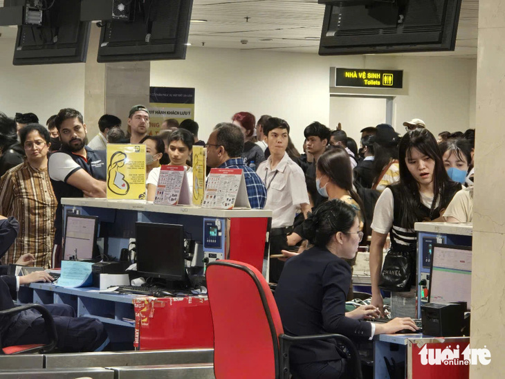 Long lines at domestic flight check-in counters at Tan Son Nhat International Airport in Ho Chi Minh City, January 20, 2025. Photo: Cong Trung / Tuoi Tre