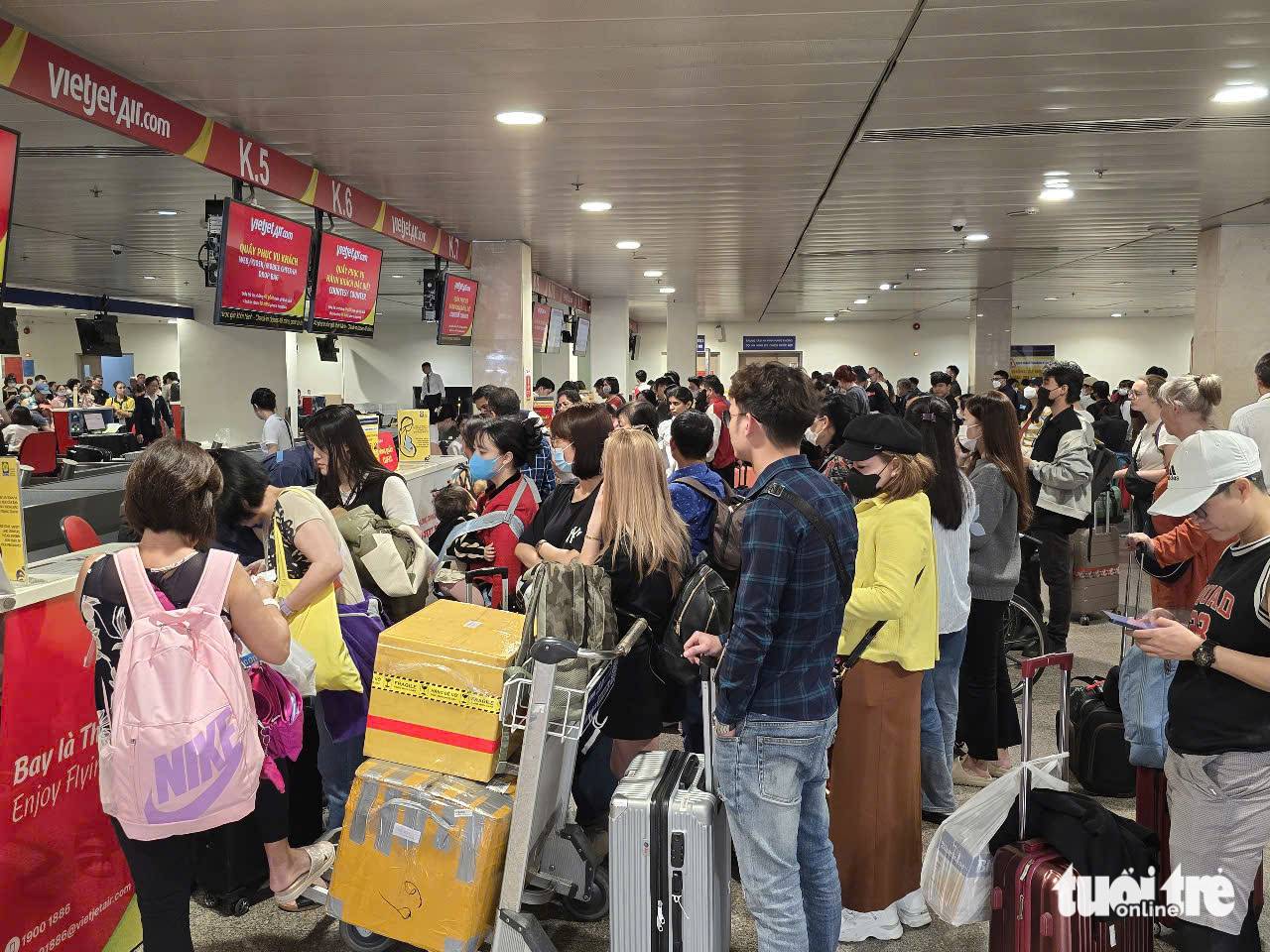 Long lines at Tan Son Nhat airport as Tet travel kicks off