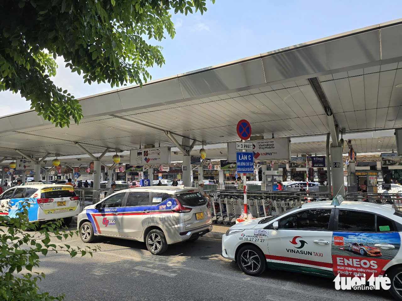 Taxis line up at Tan Son Nhat International Airport in Ho Chi Minh City, January 20, 2025. Photo: Cong Trung / Tuoi Tre