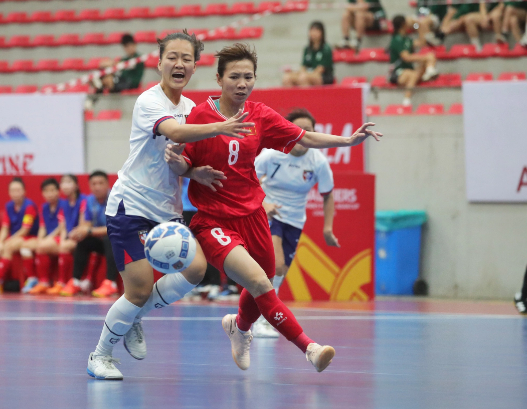 Vietnamese player Thuy Trang (in red) enhances her effort during a match between Vietnam and Taiwan on January 19, 2025. Photo: MFF