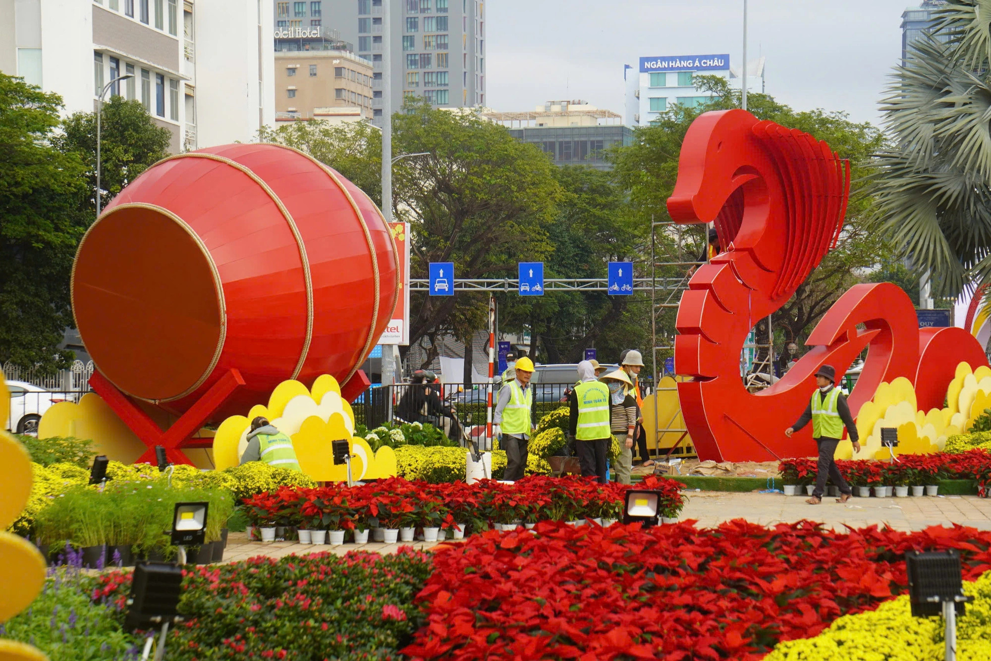 Workers are putting the finishing touches to Bach Dang Flower Street in Da Nang City, central Vietnam. Photo: Doan Nhan / Tuoi Tre