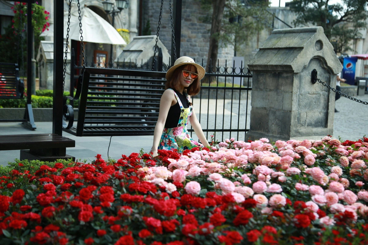 The iconic Sun World Ba Na Hills tourist site promises an unforgettable Tet experience, blending traditional flavors and breathtaking floral displays. Photo: SGR