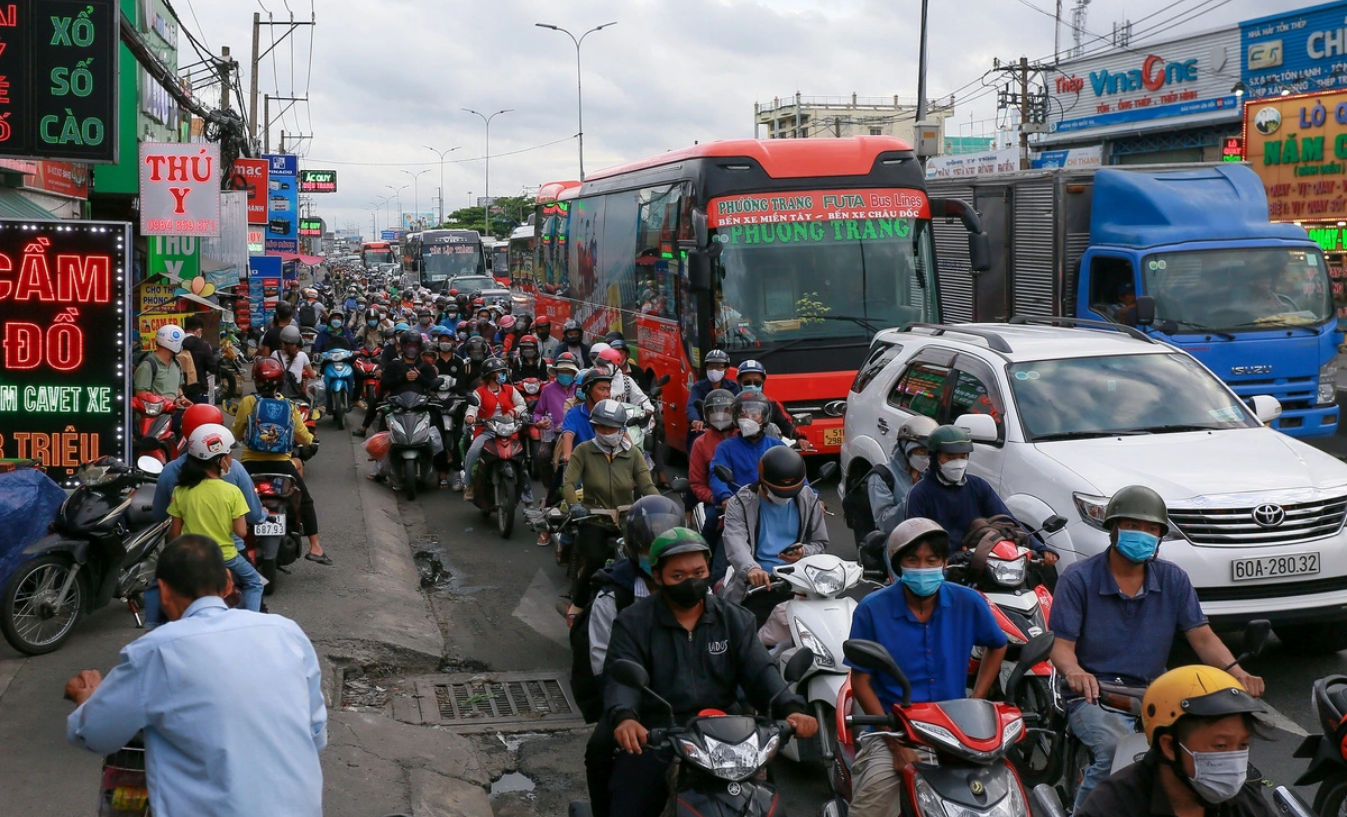 Heated discussion on right-turn default in Ho Chi Minh City