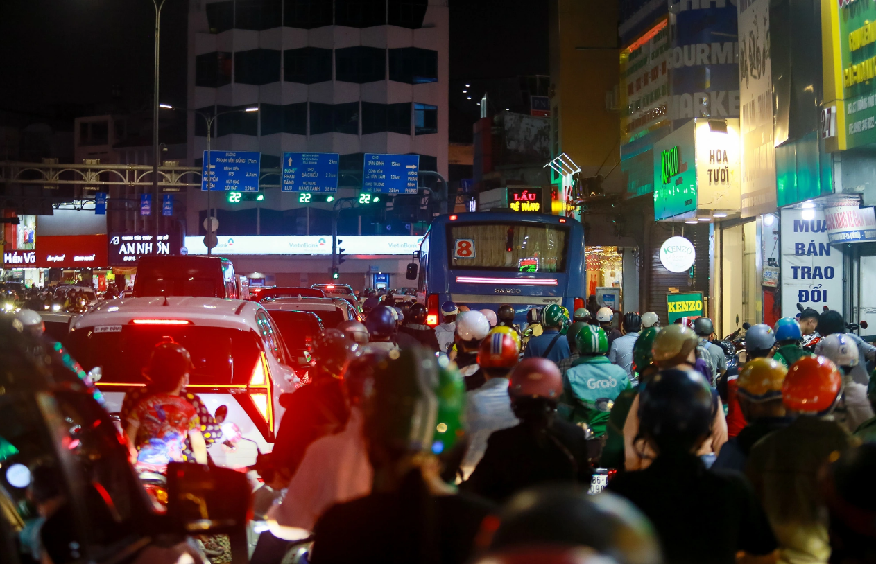 Many readers suggest building separate lanes for motorcycles to turn right at intersections installed with right-turn arrows to ease traffic jams. Photo: Chau Tuan / Tuoi Tre