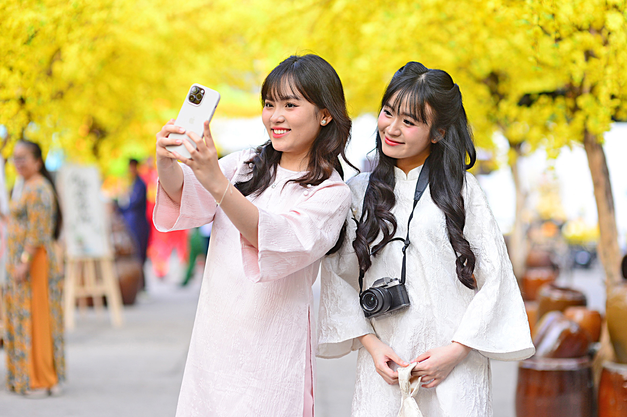 AI-powered smartphones gain popularity in Vietnam ahead of Tet celebrations