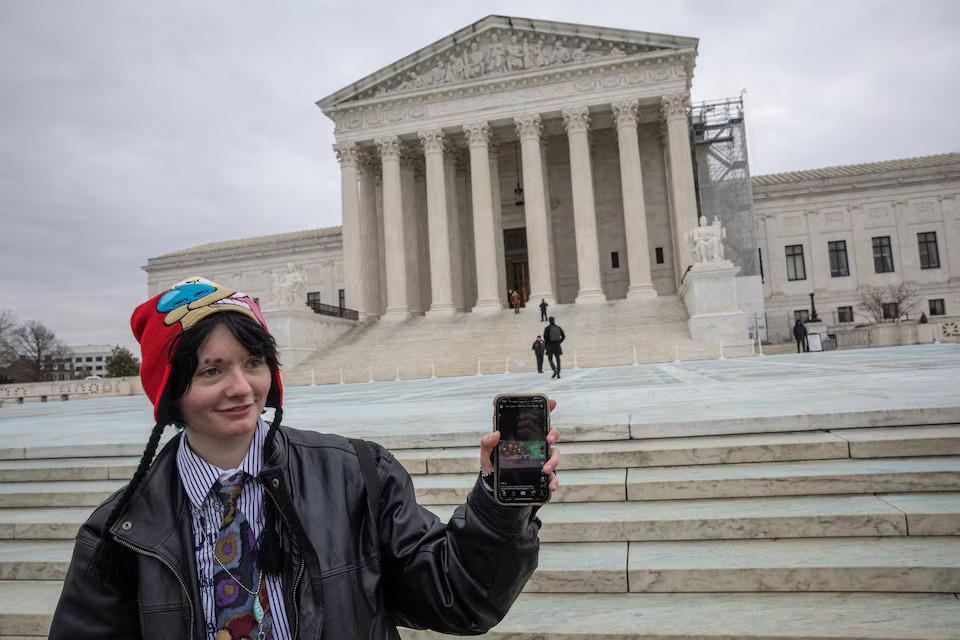 A woman shows her TikTok feed in front of the U.S. Supreme Court in Washington, U.S., January 17, 2025. Photo: Reuters