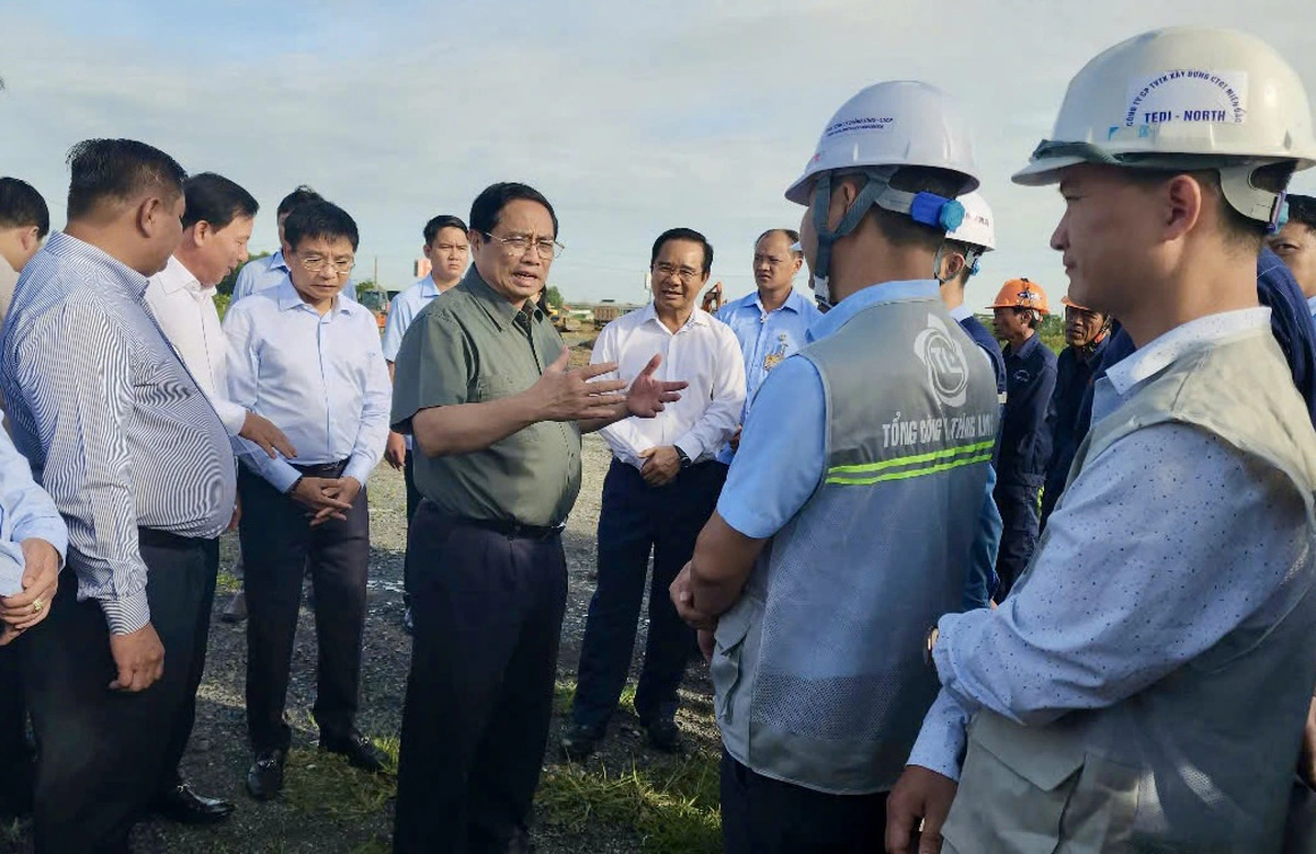 Prime Minister Pham Minh Chinh inspects the construction site of a section of Ho Chi Minh City Beltway No. 3 in Long An Province. Photo: Son Lam / Tuoi Tre