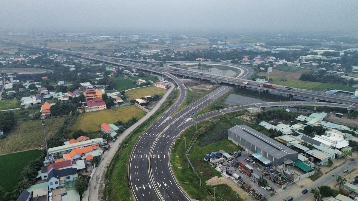 The Ben Luc - Long Thanh Expressway connecting National Highway 1 and the Ho Chi Minh City - Trung Luong is ready for opening to traffic. Photo: An Long / Tuoi Tre