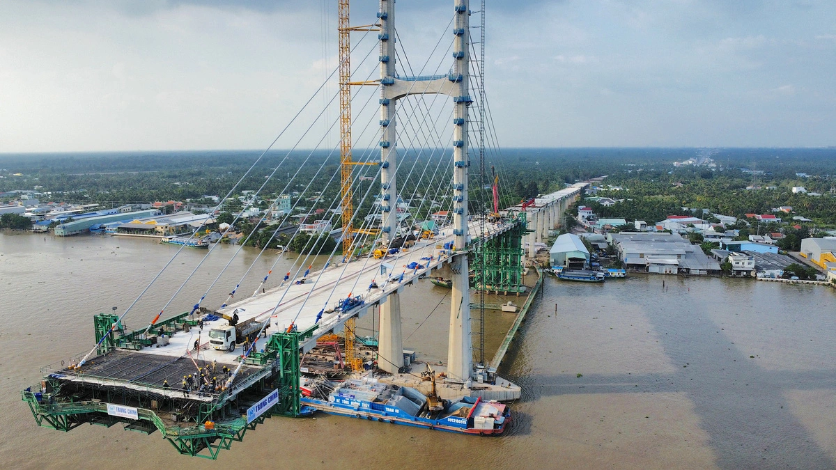 The Rach Mieu 2 Bridge connecting Ben Tre and Tra Vinh provinces is expected for completion in 2025, creating a driving force for the two provinces’ development. Photo: Mau Truong / Tuoi Tre