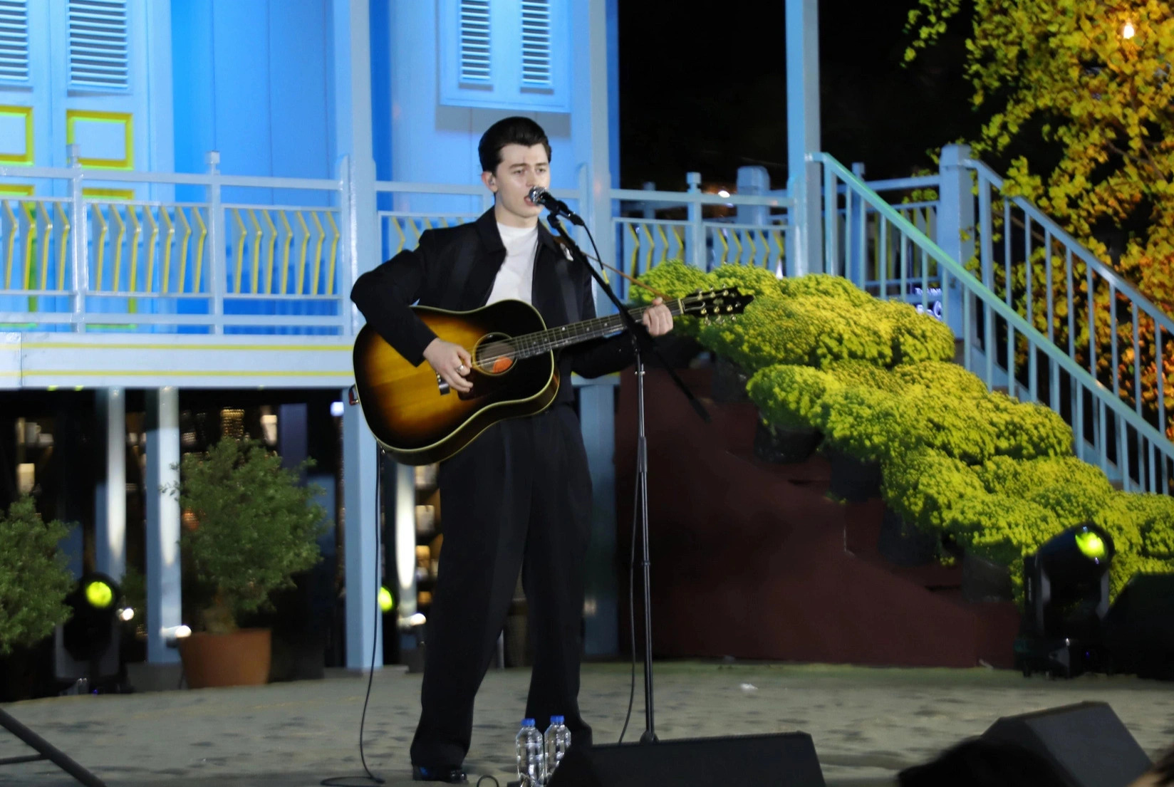 British singer Elliot James Reay makes Vietnam debut