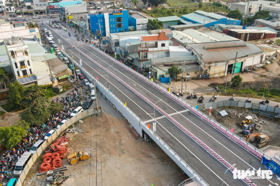 Tan Ky Tan Quy Bridge in Binh Tan District, Ho Chi Minh City, opens to traffic January 21, 2025. Photo: Phuong Nhi / Tuoi Tre